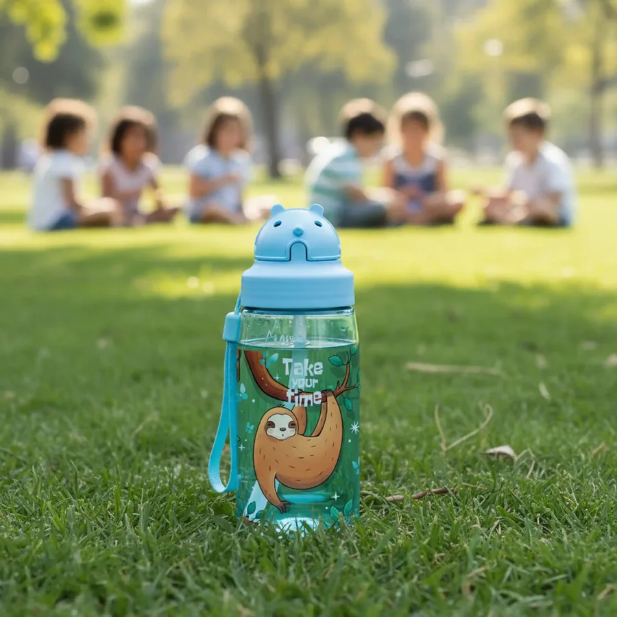 Laken 0.45L Tritan Bottle with Oby Cap Çocuk Matarası kullanımda